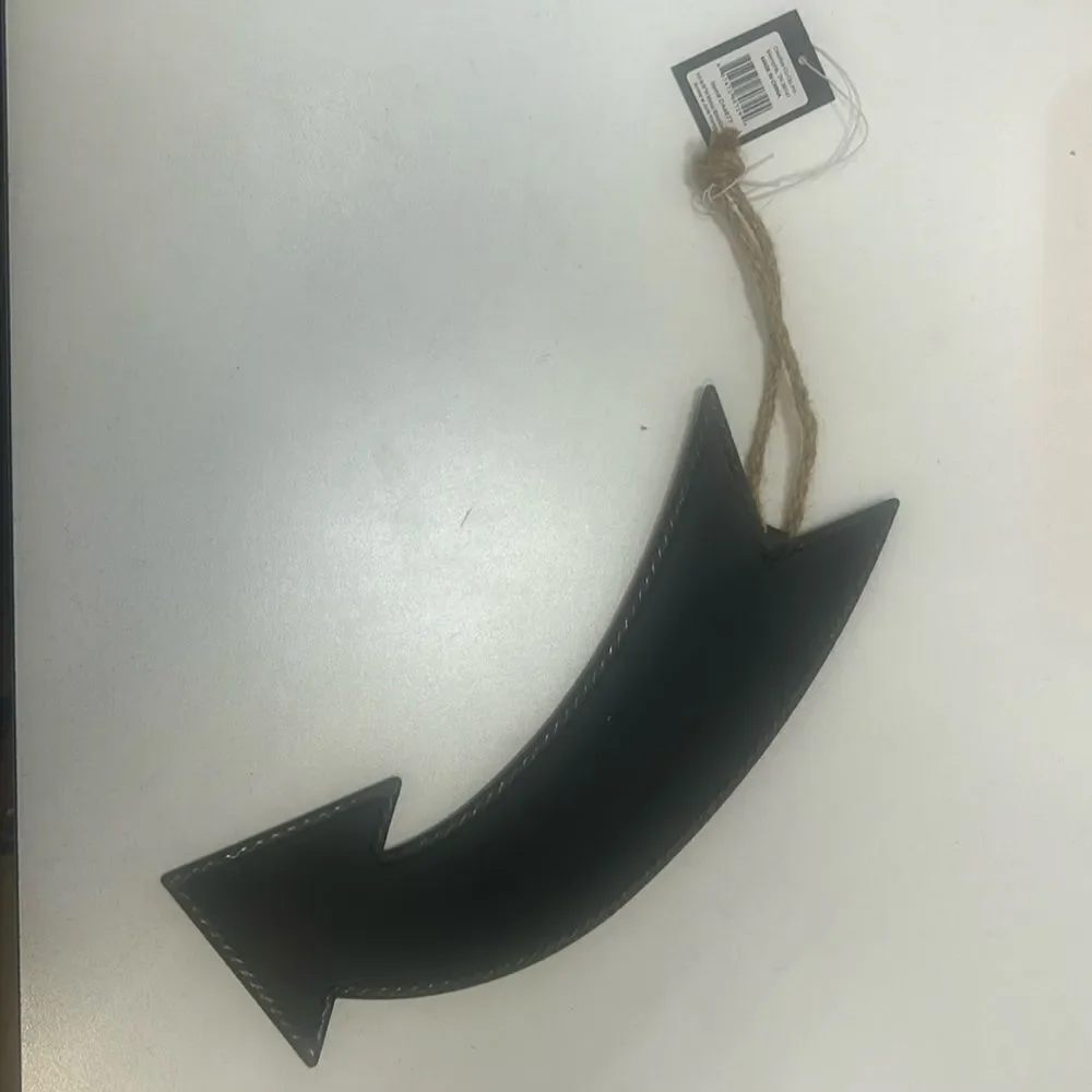 Creative Co-op Blackboard Arrow hanging. KK95